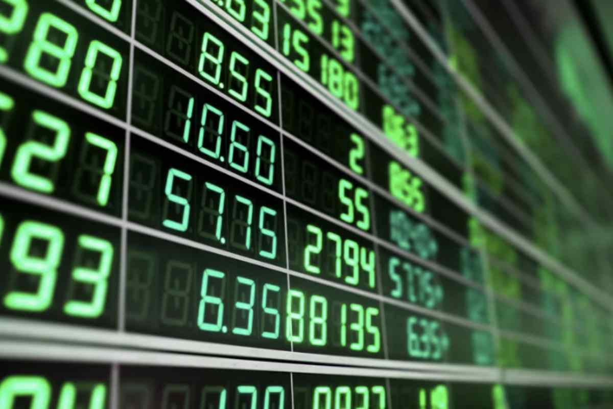 Un’analisi aggiornata al maggio 2025 indica che il settore bancario domina la classifica dei titoli con il più alto forward dividend yield