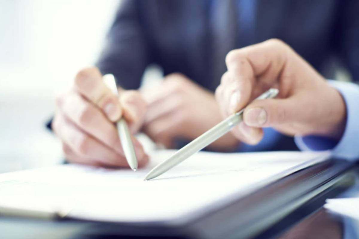 La normativa italiana prevede regole specifiche che variano in base alla tipologia di permesso e alle disposizioni contenute nei Contratti Collettivi Nazionali di Lavoro