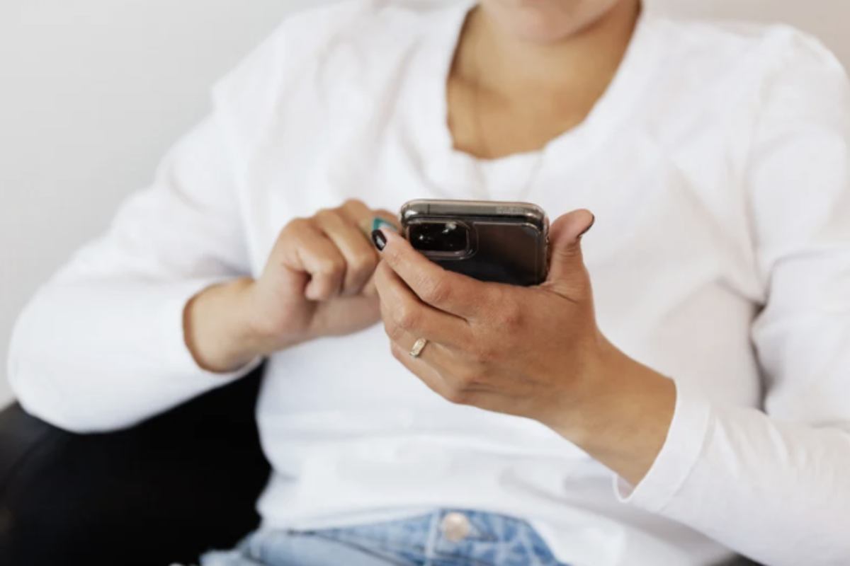 In base all’articolo 595 del Codice Penale, la diffamazione online si configura quando si offende la reputazione di una persona in sua assenza